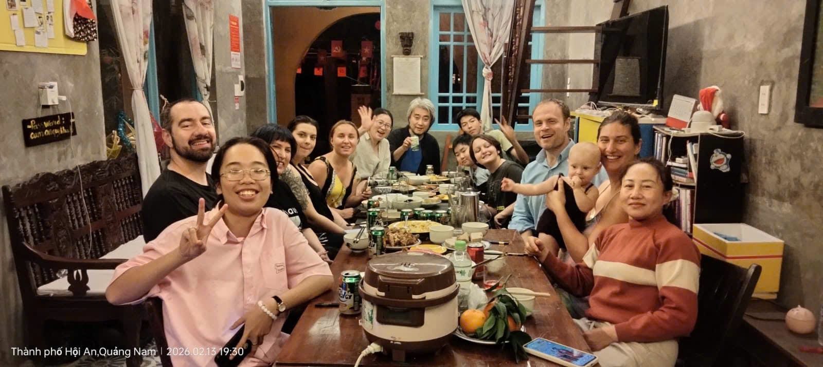 Mọi người quây quần bên bàn ăn — cách mà bữa cơm nên có